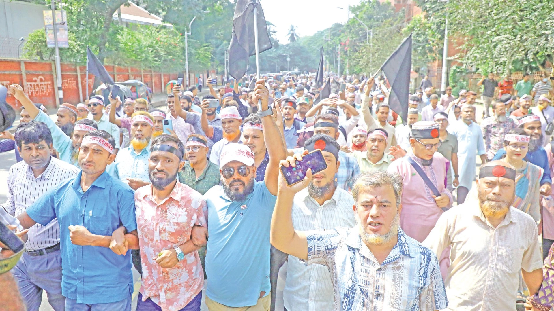 আজ থালা হাতে ‘ভুখা মিছিলে’ নামছেন এমপিওভুক্ত শিক্ষকরা